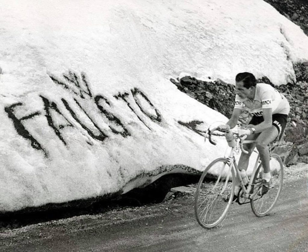 Fausto Coppi di fronte alla dedica dei suoi fan