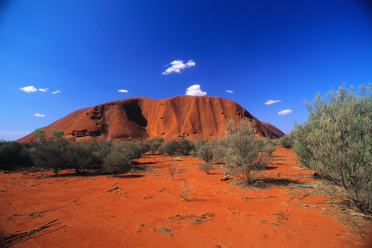 NEL DESERTO AUSTRALIANO DI AYERS ROCK, LUOGO SACRO AGLI ABORIGENI