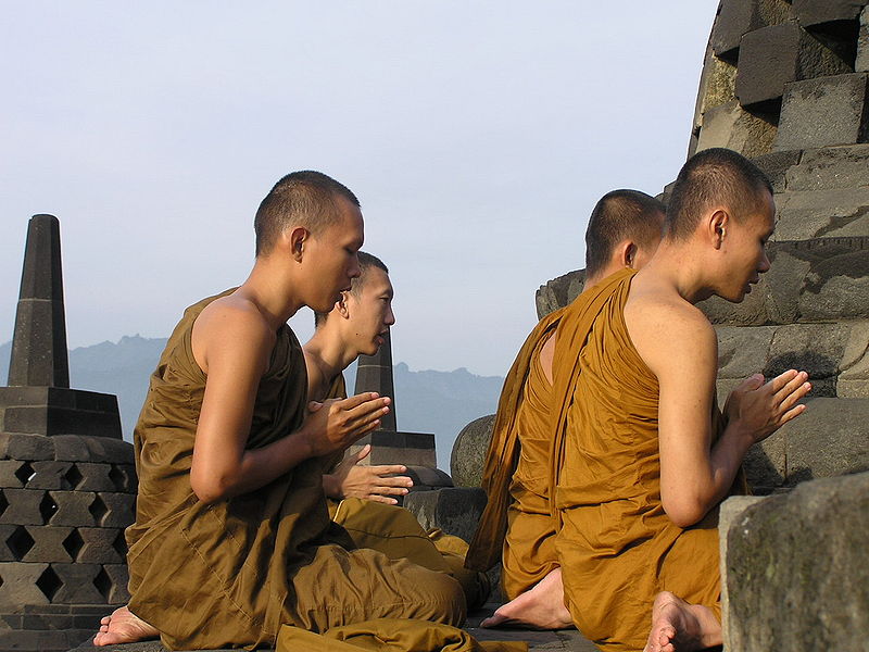 IN PREGHIERA A BOROBUDUR