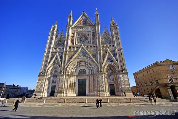 DUOMO DI ORVIETO: IL FASCINO DEI MOSAICI DORATI E SCULTURE GOTICHE