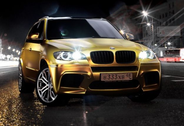 La BMW X5M si veste d’oro per le strade di Mosca