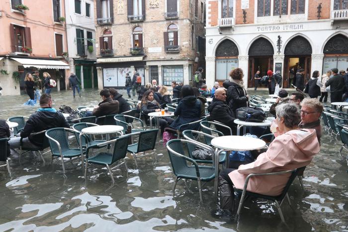 Veneziani-sfiniti-rassegnati-alluvione-2019