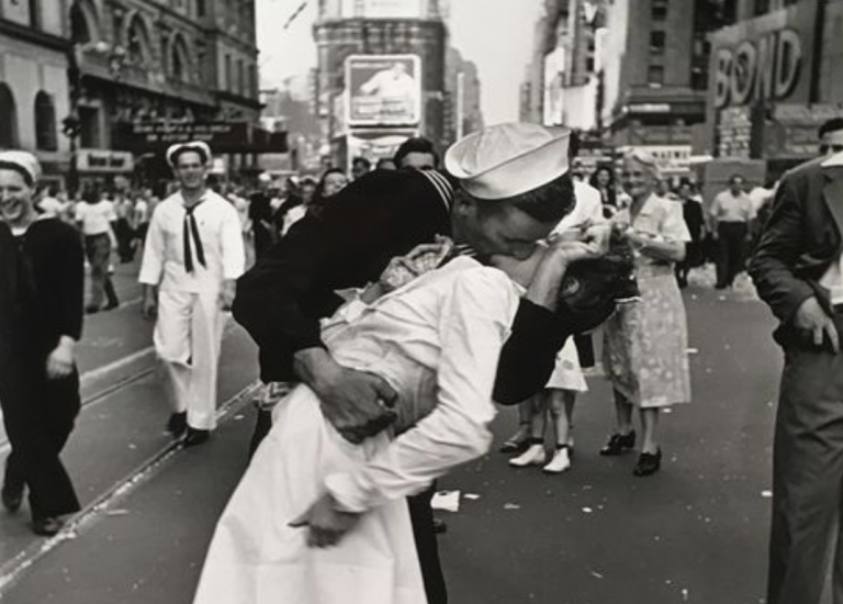 alfred eisenstaedt vj day photo