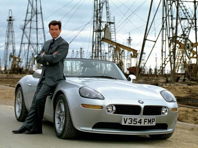 James Bond in posa accanto a BMW Z8