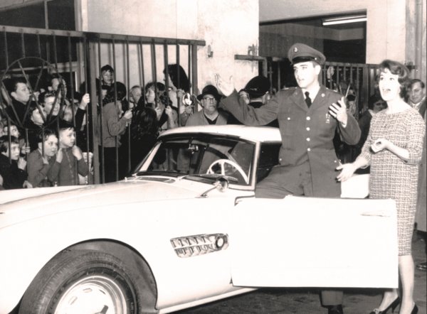 Elvis Presley accanto alla sua Bmw 507