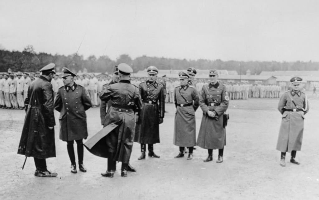 Karl Otto Koch, il secondo da sinistra, con alcuni ufficiali SS e funzionari di polizia, durante l’appello dei prigionieri a Buchenwald