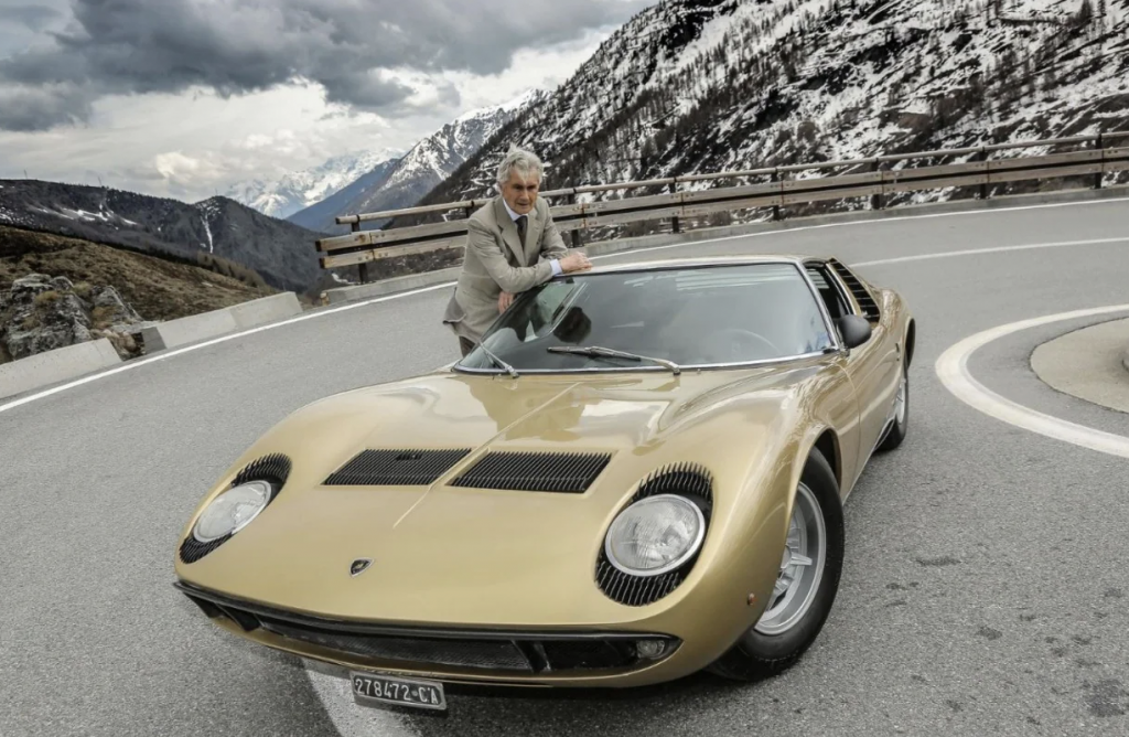 Marcello Gandini accanto a Lamborghini Miura