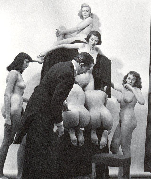 Salvador Dalì durante la preparazione del set di "In Voluptas Mors nello studio di Philippe Halsman